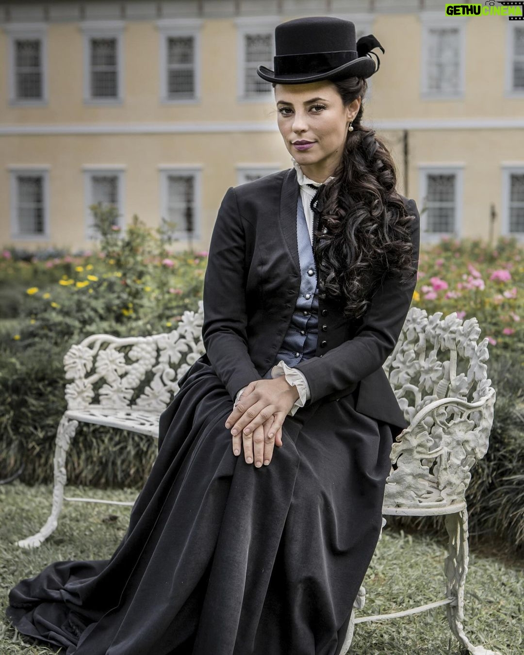 Paolla Oliveira - 1 Million Likes - O tal o post do crachá anda tão comum, não é? Eu mesma me questionei se era necessário. E cheguei a conclusão que sim pois, afinal, são 18 anos em que venho construindo uma história na Globo – uma emissora em que agarrei a todas as oportunidades. E com o tempo, nela, construí uma carreira da qual me orgulho muito, resultado de muita entrega e compromisso.
Na Globo eu estreei cheia de sonhos – belíssima – em 2005. Logo na minha terceira oportunidade encarei minha primeira protagonista em horário nobre, um salto gigante. Aprendi muito com tudo e jamais me acomodei com as conquistas. Porque sucesso, para mim, é resultado de talento e empenho. Pra dar vida a personagens, a gente tem que ir a fundo, se dominar, buscar coisas novas e compreender o que ainda nem sabemos sobre a gente e nossas emoções.
Fui de adolescente, mocinha batalhadora traída pelo irmão, policial linha dura, influenciadora ingênua, mãe de família, garota de programa. Já peguei tirolesa, fui dublê e esbarrei num Emmy. Acabou? Não acabou! Ainda tem a Jordana, de Justiça 2, que logo vocês vão conhecer. E não importa onde eu caia, seja de paraquedas ou não, uma coisa eu sei: seguirei construindo.
Encerrar um contrato fixo nos dias de hoje não causa mais estranhamento a ninguém. Mas é claro que coloca as coisas em perspectiva. Reconheço esse ciclo de alegrias e conquistas e não poderia deixar de lado, portanto, meu post do crachá.
Foi exatamente como desejei. E como eu trabalhei para que fosse.
Obrigada, TV Globo, até já!