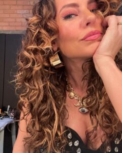 Paolla Oliveira Instagram - O tal o post do crachá anda tão comum, não é? Eu mesma me questionei se era necessário. E cheguei a conclusão que sim pois, afinal, são 18 anos em que venho construindo uma história na Globo – uma emissora em que agarrei a todas as oportunidades. E com o tempo, nela, construí uma carreira da qual me orgulho muito, resultado de muita entrega e compromisso. Na Globo eu estreei cheia de sonhos – belíssima – em 2005. Logo na minha terceira oportunidade encarei minha primeira protagonista em horário nobre, um salto gigante. Aprendi muito com tudo e jamais me acomodei com as conquistas. Porque sucesso, para mim, é resultado de talento e empenho. Pra dar vida a personagens, a gente tem que ir a fundo, se dominar, buscar coisas novas e compreender o que ainda nem sabemos sobre a gente e nossas emoções. Fui de adolescente, mocinha batalhadora traída pelo irmão, policial linha dura, influenciadora ingênua, mãe de família, garota de programa. Já peguei tirolesa, fui dublê e esbarrei num Emmy. Acabou? Não acabou! Ainda tem a Jordana, de Justiça 2, que logo vocês vão conhecer. E não importa onde eu caia, seja de paraquedas ou não, uma coisa eu sei: seguirei construindo. Encerrar um contrato fixo nos dias de hoje não causa mais estranhamento a ninguém. Mas é claro que coloca as coisas em perspectiva. Reconheço esse ciclo de alegrias e conquistas e não poderia deixar de lado, portanto, meu post do crachá. Foi exatamente como desejei. E como eu trabalhei para que fosse. Obrigada, TV Globo, até já!