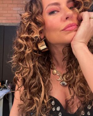 Paolla Oliveira Instagram - O tal o post do crachá anda tão comum, não é? Eu mesma me questionei se era necessário. E cheguei a conclusão que sim pois, afinal, são 18 anos em que venho construindo uma história na Globo – uma emissora em que agarrei a todas as oportunidades. E com o tempo, nela, construí uma carreira da qual me orgulho muito, resultado de muita entrega e compromisso.

Na Globo eu estreei cheia de sonhos – belíssima – em 2005. Logo na minha terceira oportunidade encarei minha primeira protagonista em horário nobre, um salto gigante. Aprendi muito com tudo e jamais me acomodei com as conquistas. Porque sucesso, para mim, é resultado de talento e empenho. Pra dar vida a personagens, a gente tem que ir a fundo, se dominar, buscar coisas novas e compreender o que ainda nem sabemos sobre a gente e nossas emoções.

Fui de adolescente, mocinha batalhadora traída pelo irmão, policial linha dura, influenciadora ingênua, mãe de família, garota de programa. Já peguei tirolesa, fui dublê e esbarrei num Emmy. Acabou? Não acabou! Ainda tem a Jordana, de Justiça 2, que logo vocês vão conhecer. E não importa onde eu caia, seja de paraquedas ou não, uma coisa eu sei: seguirei construindo.

Encerrar um contrato fixo nos dias de hoje não causa mais estranhamento a ninguém. Mas é claro que coloca as coisas em perspectiva. Reconheço esse ciclo de alegrias e conquistas e não poderia deixar de lado, portanto, meu post do crachá. 
 
Foi exatamente como desejei. E como eu trabalhei para que fosse.

Obrigada, TV Globo, até já!