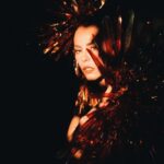 Paolla Oliveira Instagram - No pulsar do fogo há uma história de transformação e renascimento. Um poder ancestral se manifesta nesta chama que dança com o vento, a faísca que ilumina a escuridão. No carnaval, cada passo é uma centelha, cada movimento reflete o brilho intenso da vida. Então, que o calor desta festa acenda em nós o fogo da paixão e da alegria, recriando o esplendor da natureza em cada sorriso, em cada abraço. A dança continua. 🔥 #CarnaPaolla Rio de Janeiro, Rio de Janeiro