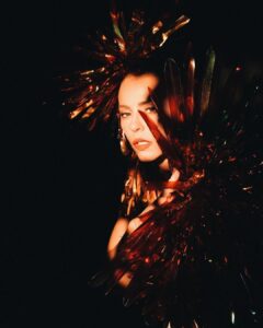 Paolla Oliveira Instagram - No pulsar do fogo há uma história de transformação e renascimento. Um poder ancestral se manifesta nesta chama que dança com o vento, a faísca que ilumina a escuridão. No carnaval, cada passo é uma centelha, cada movimento reflete o brilho intenso da vida. Então, que o calor desta festa acenda em nós o fogo da paixão e da alegria, recriando o esplendor da natureza em cada sorriso, em cada abraço. A dança continua. 🔥 #CarnaPaolla Rio de Janeiro, Rio de Janeiro