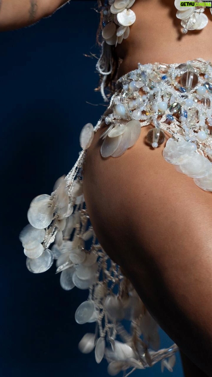 Paolla Oliveira Instagram - Hoje, como água morro abaixo, ninguém me segura. Samba comigo até a última gota? “E Tupã correu pelos quatro cantos do universo, provocando assim uma tempestade. E o aguaceiro do céu extinguiu o fogo da terra. E as águas torrenciais dessa chuva correram pelas montanhas e pelos regos formados durante o incêndio, arrastando as cinzas de tudo que fora queimado, até encher uma imensa depressão dando origem ao mar.” A legenda contém trecho do livro “Meu Destino é Ser Onça”, de Alberto Mussa. 🤍 Rio de Janeiro, Rio de Janeiro