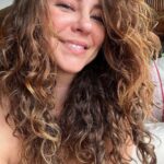 Paolla Oliveira Instagram - Muito prazer, eu sou Paolla Oliveira.. Esses dias passou por mim uma pessoa que questionou "Ué, PAOLLA OLIVEIRA com esse cabelo? Prefiro LISO 😲". Eu ri 🤷🏼‍♀️ e fiquei pensando… Talvez seja a força de tantos personagens que já criei. Mas refleti também. Quantas expectativas estamos acostumadas a atender o tempo todo? Quanto de nosso entorno faz a gente querer voltar para uma versão que é mais natural de vida, de corpo, cabelo, humor, comportamento. Como num ato de se reconhecer mesmo e não só atender expectativas sobre o que eu deveria ser. Algumas idealizações fazem parte, mas muitas só nos prendem e nos jogam na cilada de se importar demais com elas. Se importar menos e deixar se surpeender mais. Sabe o que sinto? Que eu sou a Paolla de sempre, estou cada vez com um pouco mais de mim. E hoje cacheada, curvilínea, volumosa e bem humorada. Amanhã quem sabe?! Te desejo essa sensação também.