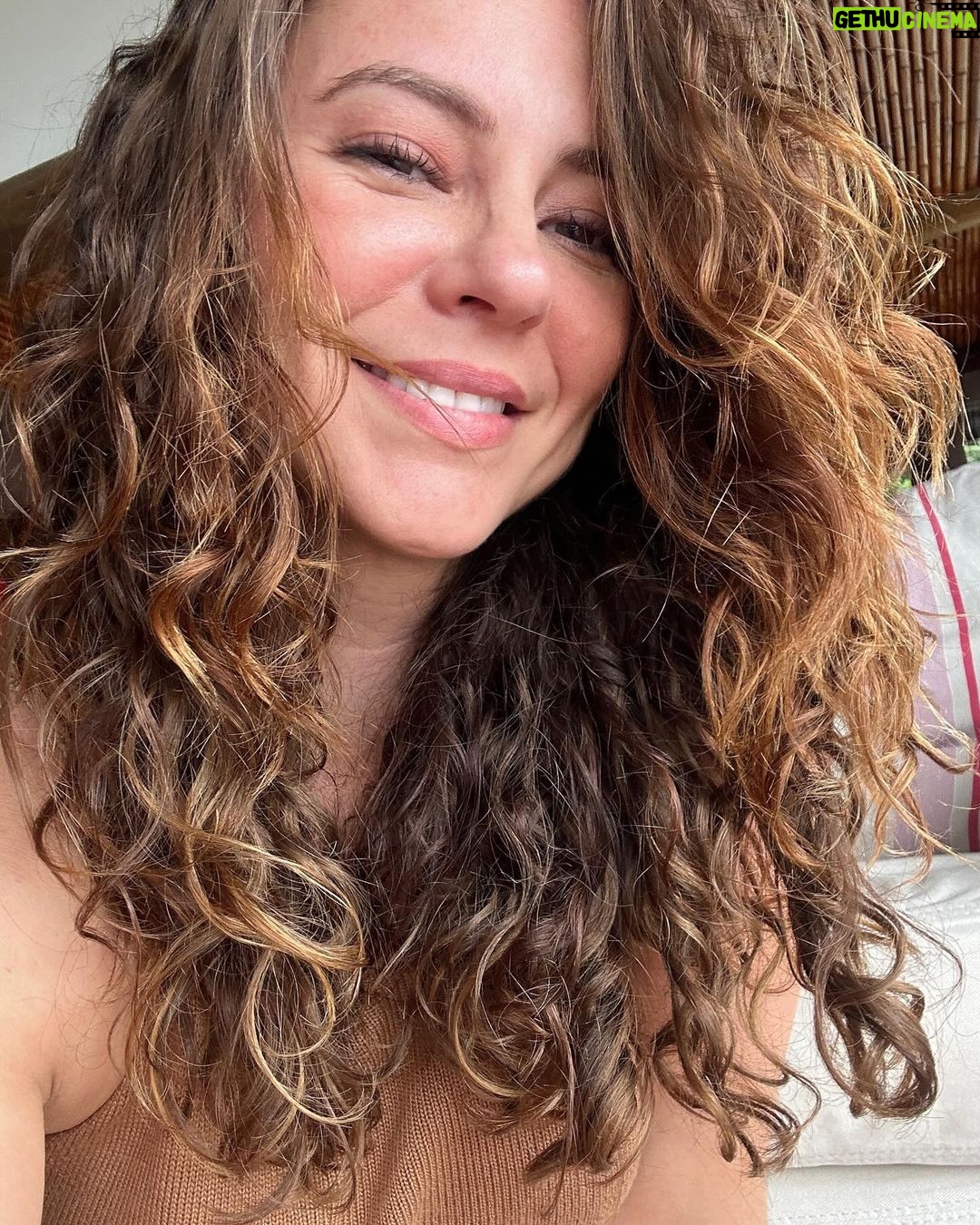 Paolla Oliveira Instagram - Muito prazer, eu sou Paolla Oliveira.. Esses dias passou por mim uma pessoa que questionou "Ué, PAOLLA OLIVEIRA com esse cabelo? Prefiro LISO 😲". Eu ri 🤷🏼♀️ e fiquei pensando… Talvez seja a força de tantos personagens que já criei. Mas refleti também. Quantas expectativas estamos acostumadas a atender o tempo todo? Quanto de nosso entorno faz a gente querer voltar para uma versão que é mais natural de vida, de corpo, cabelo, humor, comportamento. Como num ato de se reconhecer mesmo e não só atender expectativas sobre o que eu deveria ser. Algumas idealizações fazem parte, mas muitas só nos prendem e nos jogam na cilada de se importar demais com elas. Se importar menos e deixar se surpeender mais. Sabe o que sinto? Que eu sou a Paolla de sempre, estou cada vez com um pouco mais de mim. E hoje cacheada, curvilínea, volumosa e bem humorada. Amanhã quem sabe?! Te desejo essa sensação também.