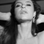 Paolla Oliveira Instagram - Desacelerar pra perceber e se conectar com toda beleza que existe em mim: As escuridões acendem a luz de dentro. Bom feriado 🖤