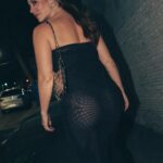 Paolla Oliveira Instagram - Uns quarteirões à pé, uns drinks e sorriso solto. Sextando…⚡🖤