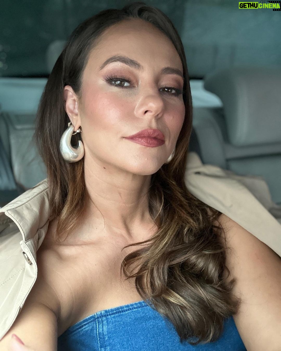 Paolla Oliveira Instagram - Chove chuva no trânsito em SP 💙🌧️🚙 São Paulo, Brazil