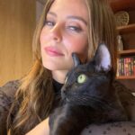 Paolla Oliveira Instagram - Sexta-feira 13, podem brincar, soltar as bruxas, só não pode maltratar nenhum animal e meu apelo hoje é para proteger e cuidar principalmente os gatos pretos. Superstições e "tradições" não podem servir de desculpa para nenhum tipo de violência contra os bichanos nesse dia e em nenhum outro. Denuncie qualquer maltrato aos orgãos competentes de sua região. Gato preto é tudo de bom 🖤