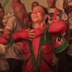 Paolla Oliveira Instagram - Nosso Carnaval @GrandeRio vai chegando, chegando, devagarinho e imponente. Parabéns por esse início lindo de ontem! Até já já ❤️💚🐆 #CarnaPaolla #GrandeRio2024 Vídeo: @sodremat Duque de Caxias, Rio de Janeiro