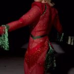 Paolla Oliveira Instagram - E o Carnaval #GrandeRio2024 já tá ganhando forma. Hoje rola a grande final de Samba-enredo, pra gente chegar na avenida com a letra na ponta da língua. Boraaa Caxias, esse povo devorador ❤️💚🐆 @granderio #CarnaPaolla Stylist @rodrigopolack Beauty @carlabiriba Assistentes de moda @analuizaballesteros @jrmendes_ Produção de moda: Jr Mendes @jrmendes_ Look: @atelierdaniellima Brinco: @eduardocaires Video: @sodremat @thaynaamellos Direção Criativa e Produção: @eufabricioandrade