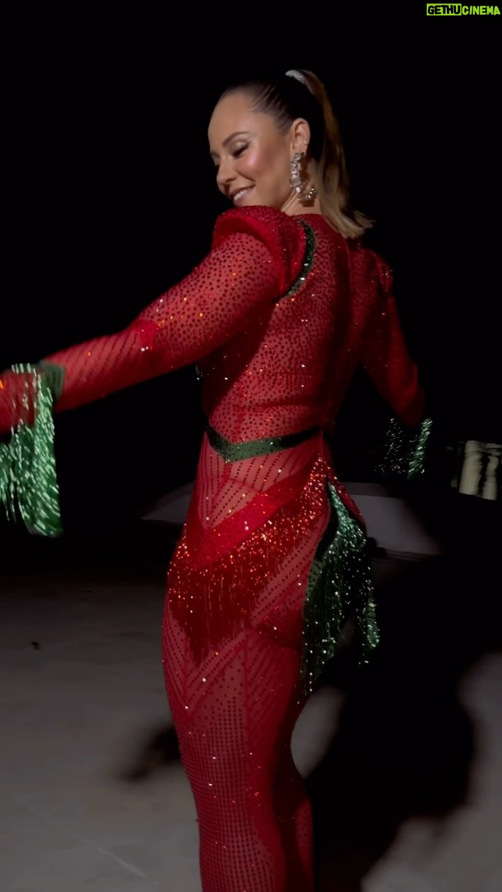Paolla Oliveira Instagram - E o Carnaval #GrandeRio2024 já tá ganhando forma. Hoje rola a grande final de Samba-enredo, pra gente chegar na avenida com a letra na ponta da língua. Boraaa Caxias, esse povo devorador ❤️💚🐆 @granderio #CarnaPaolla Stylist @rodrigopolack Beauty @carlabiriba Assistentes de moda @analuizaballesteros @jrmendes_ Produção de moda: Jr Mendes @jrmendes_ Look: @atelierdaniellima Brinco: @eduardocaires Video: @sodremat @thaynaamellos Direção Criativa e Produção: @eufabricioandrade