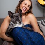 Paolla Oliveira Instagram - Voltando pro caos de obra e mudança, mas ser recebida com muitas lambidas deixa tudo mais leve. Amo demais 🐶🖤