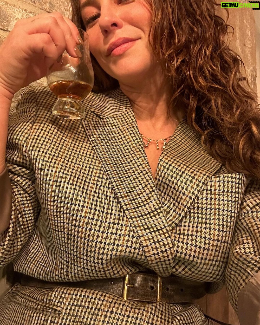 Paolla Oliveira Instagram - Um brinde a tudo e todos que transpiram leveza e alegria 🤎