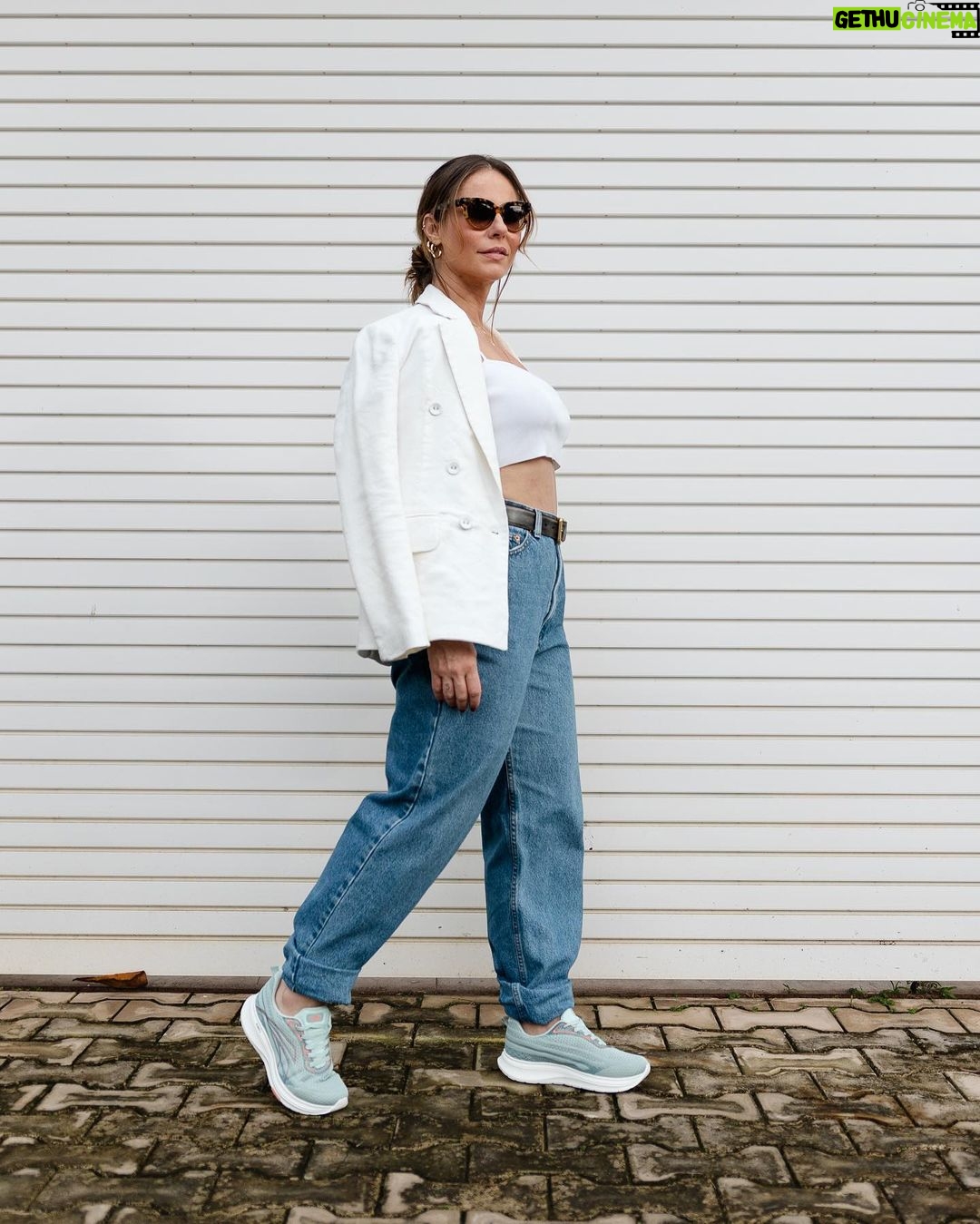 Paolla Oliveira Instagram - Vocês já viram esse modelo aqui, né? Eu tô tão apaixonada nesse lançamento da @kolosh, que além do modelo pink, agora eu tenho esse verde também! Quando a gente ama, a gente faz coleção mesmo 😜💚 #ToDeKolosh #AmoTênis