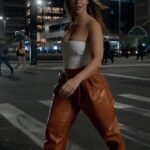 Paolla Oliveira Instagram - Sextou, mas cheia de lembrancas na cabeça, como se às vezes, alguns momentos passassem em câmera lenta, iluminada por uma luz de poste e uma música antiga tocando… Quem nunca?!