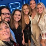 Paolla Oliveira Instagram - Eu aqui no feriadão, me deu vontade de falar de uma das coisas que mais me dá vontade de viver: a arte! Eleva meu espírito aplaudir essas colegas de profissão tão talentosas e raçudas. Cada uma com seu legado e história nesses palcos vida a fora. Esses dias pude conferir três talentos que valem muito a pena indicar pra vocês aqui também. @claudiaabreu_atriz incrível em "Virgínia". Em cartaz no RJ. @veraholtz sempre potente, hipnotizante em "Ficções", em cartaz esse fim de semana em Curitiba. @heloisaperisse transformando o humor numa reflexão genial, através de "A Iluminada". Agora indo fazer apresentações em BH. São três espetáculos bem distintos que se conectam através do amor pela nossa cultura, pelo teatro, pela coisa mais preciosa em qualquer arte que se escolha fazer, o público. Vá ao teatro!