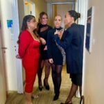 Paolla Oliveira Instagram - Muita montação, conversinhas, fotos no elevador... Foi uma alegria estar nesse programa com o @serginhogroisman, que eu admiro muito, com samba de primeira e essas mulheres com quem me identifico tanto. Esperamos vcs hoje no #AltasHoras.