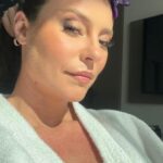 Paolla Oliveira Instagram - Muita montação, conversinhas, fotos no elevador... Foi uma alegria estar nesse programa com o @serginhogroisman, que eu admiro muito, com samba de primeira e essas mulheres com quem me identifico tanto. Esperamos vcs hoje no #AltasHoras.