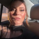 Paolla Oliveira Instagram - Muita montação, conversinhas, fotos no elevador... Foi uma alegria estar nesse programa com o @serginhogroisman, que eu admiro muito, com samba de primeira e essas mulheres com quem me identifico tanto. Esperamos vcs hoje no #AltasHoras.