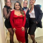 Paolla Oliveira Instagram - Muita montação, conversinhas, fotos no elevador... Foi uma alegria estar nesse programa com o @serginhogroisman, que eu admiro muito, com samba de primeira e essas mulheres com quem me identifico tanto. Esperamos vcs hoje no #AltasHoras.