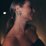 Paolla Oliveira Instagram - Uns quarteirões à pé, uns drinks e sorriso solto. Sextando…⚡🖤
