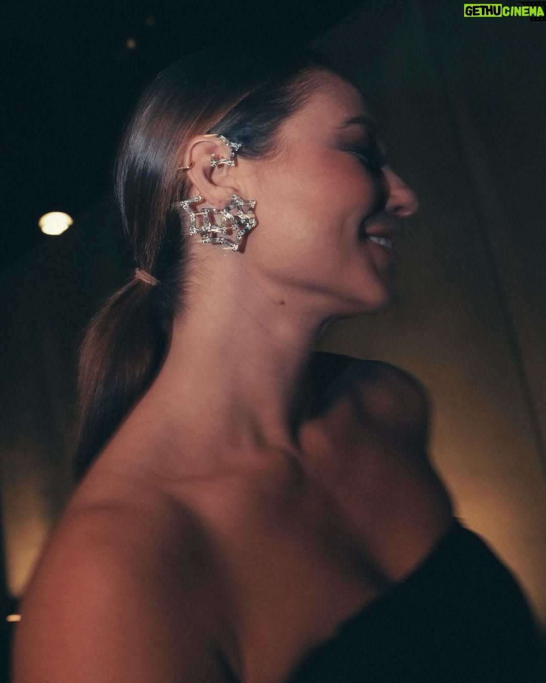 Paolla Oliveira Instagram - Uns quarteirões à pé, uns drinks e sorriso solto. Sextando…⚡🖤