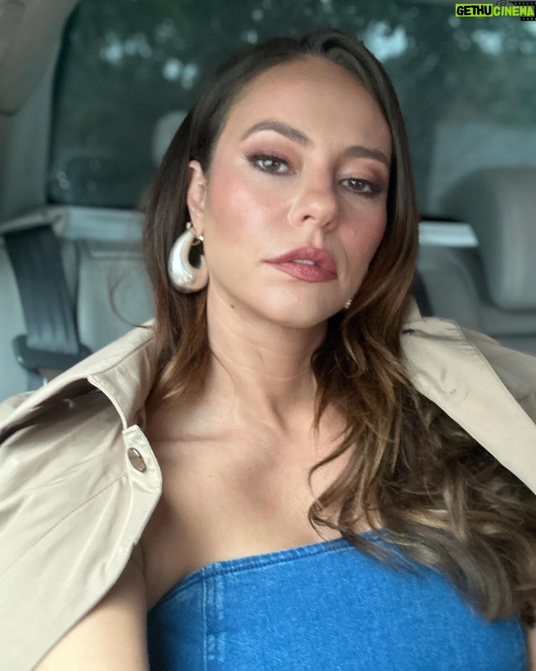 Paolla Oliveira Instagram - Chove chuva no trânsito em SP 💙🌧️🚙 São Paulo, Brazil