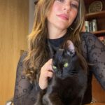 Paolla Oliveira Instagram - Sexta-feira 13, podem brincar, soltar as bruxas, só não pode maltratar nenhum animal e meu apelo hoje é para proteger e cuidar principalmente os gatos pretos. Superstições e "tradições" não podem servir de desculpa para nenhum tipo de violência contra os bichanos nesse dia e em nenhum outro. Denuncie qualquer maltrato aos orgãos competentes de sua região. Gato preto é tudo de bom 🖤