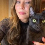 Paolla Oliveira Instagram - Sexta-feira 13, podem brincar, soltar as bruxas, só não pode maltratar nenhum animal e meu apelo hoje é para proteger e cuidar principalmente os gatos pretos. Superstições e "tradições" não podem servir de desculpa para nenhum tipo de violência contra os bichanos nesse dia e em nenhum outro. Denuncie qualquer maltrato aos orgãos competentes de sua região. Gato preto é tudo de bom 🖤