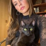 Paolla Oliveira Instagram - Sexta-feira 13, podem brincar, soltar as bruxas, só não pode maltratar nenhum animal e meu apelo hoje é para proteger e cuidar principalmente os gatos pretos. Superstições e "tradições" não podem servir de desculpa para nenhum tipo de violência contra os bichanos nesse dia e em nenhum outro. Denuncie qualquer maltrato aos orgãos competentes de sua região. Gato preto é tudo de bom 🖤