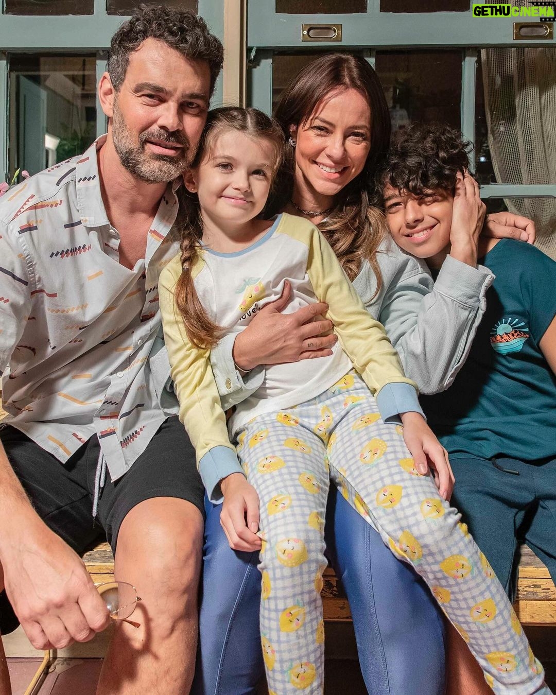 Paolla Oliveira Instagram - INDICADOS AO EMMY INTERNACIONAL de "MelhorNovela” com #CaraECoragem, disposição e trabalho. A indicação, que dividimos com #Pantanal, ja é um luxo, pq enche de orgulho uma turma que ralou muito para inovar, emocionar e fazer das nossas novelas, um dos maiores produtos do nosso país. Parabéns, @csoutoh e @natigrim, duas mulheres incansáveis e destemidas à frente dessa projeto! Parabéns também a toda equipe, que saltou, explodiu, chorou e sorriu muito, junto a cada um de nós desse elenco maravilhoso!!! Obrigada, @taisdeverdade, por uma parceria que ultrapassou as telas e foi um presente nesse trabalho. Muito feliz com essa indicação 🖤