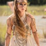 Paolla Oliveira Instagram - INDICADOS AO EMMY INTERNACIONAL de "MelhorNovela” com #CaraECoragem, disposição e trabalho. A indicação, que dividimos com #Pantanal, ja é um luxo, pq enche de orgulho uma turma que ralou muito para inovar, emocionar e fazer das nossas novelas, um dos maiores produtos do nosso país. Parabéns, @csoutoh e @natigrim, duas mulheres incansáveis e destemidas à frente dessa projeto! Parabéns também a toda equipe, que saltou, explodiu, chorou e sorriu muito, junto a cada um de nós desse elenco maravilhoso!!! Obrigada, @taisdeverdade, por uma parceria que ultrapassou as telas e foi um presente nesse trabalho. Muito feliz com essa indicação 🖤