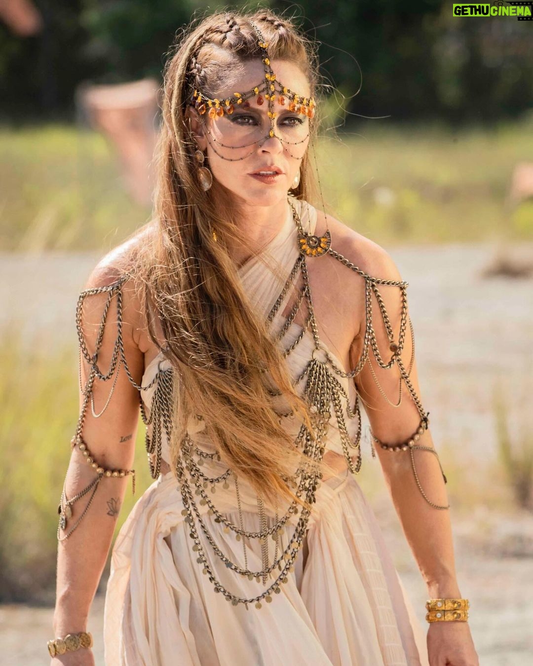 Paolla Oliveira Instagram - INDICADOS AO EMMY INTERNACIONAL de "MelhorNovela” com #CaraECoragem, disposição e trabalho. A indicação, que dividimos com #Pantanal, ja é um luxo, pq enche de orgulho uma turma que ralou muito para inovar, emocionar e fazer das nossas novelas, um dos maiores produtos do nosso país. Parabéns, @csoutoh e @natigrim, duas mulheres incansáveis e destemidas à frente dessa projeto! Parabéns também a toda equipe, que saltou, explodiu, chorou e sorriu muito, junto a cada um de nós desse elenco maravilhoso!!! Obrigada, @taisdeverdade, por uma parceria que ultrapassou as telas e foi um presente nesse trabalho. Muito feliz com essa indicação 🖤