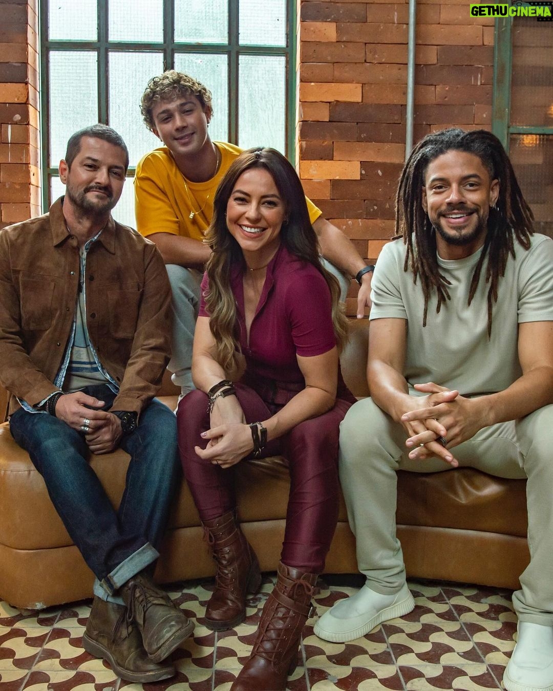 Paolla Oliveira Instagram - INDICADOS AO EMMY INTERNACIONAL de "MelhorNovela” com #CaraECoragem, disposição e trabalho. A indicação, que dividimos com #Pantanal, ja é um luxo, pq enche de orgulho uma turma que ralou muito para inovar, emocionar e fazer das nossas novelas, um dos maiores produtos do nosso país. Parabéns, @csoutoh e @natigrim, duas mulheres incansáveis e destemidas à frente dessa projeto! Parabéns também a toda equipe, que saltou, explodiu, chorou e sorriu muito, junto a cada um de nós desse elenco maravilhoso!!! Obrigada, @taisdeverdade, por uma parceria que ultrapassou as telas e foi um presente nesse trabalho. Muito feliz com essa indicação 🖤