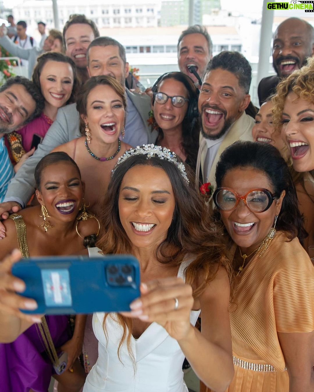 Paolla Oliveira Instagram - INDICADOS AO EMMY INTERNACIONAL de "MelhorNovela” com #CaraECoragem, disposição e trabalho. A indicação, que dividimos com #Pantanal, ja é um luxo, pq enche de orgulho uma turma que ralou muito para inovar, emocionar e fazer das nossas novelas, um dos maiores produtos do nosso país. Parabéns, @csoutoh e @natigrim, duas mulheres incansáveis e destemidas à frente dessa projeto! Parabéns também a toda equipe, que saltou, explodiu, chorou e sorriu muito, junto a cada um de nós desse elenco maravilhoso!!! Obrigada, @taisdeverdade, por uma parceria que ultrapassou as telas e foi um presente nesse trabalho. Muito feliz com essa indicação 🖤