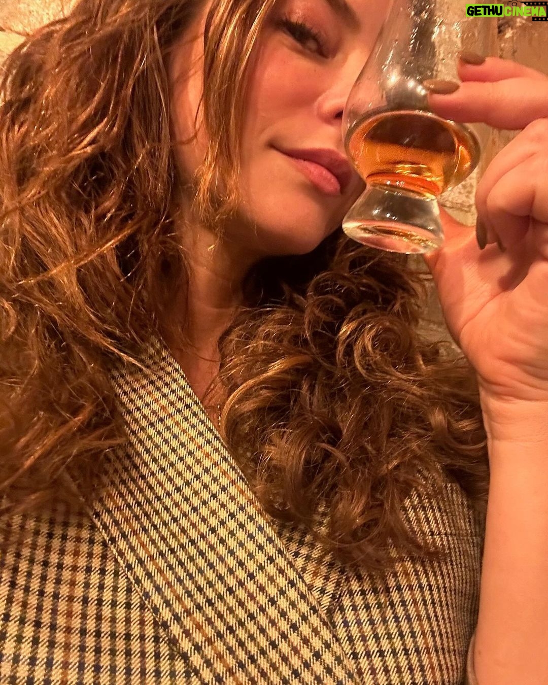 Paolla Oliveira Instagram - Um brinde a tudo e todos que transpiram leveza e alegria 🤎