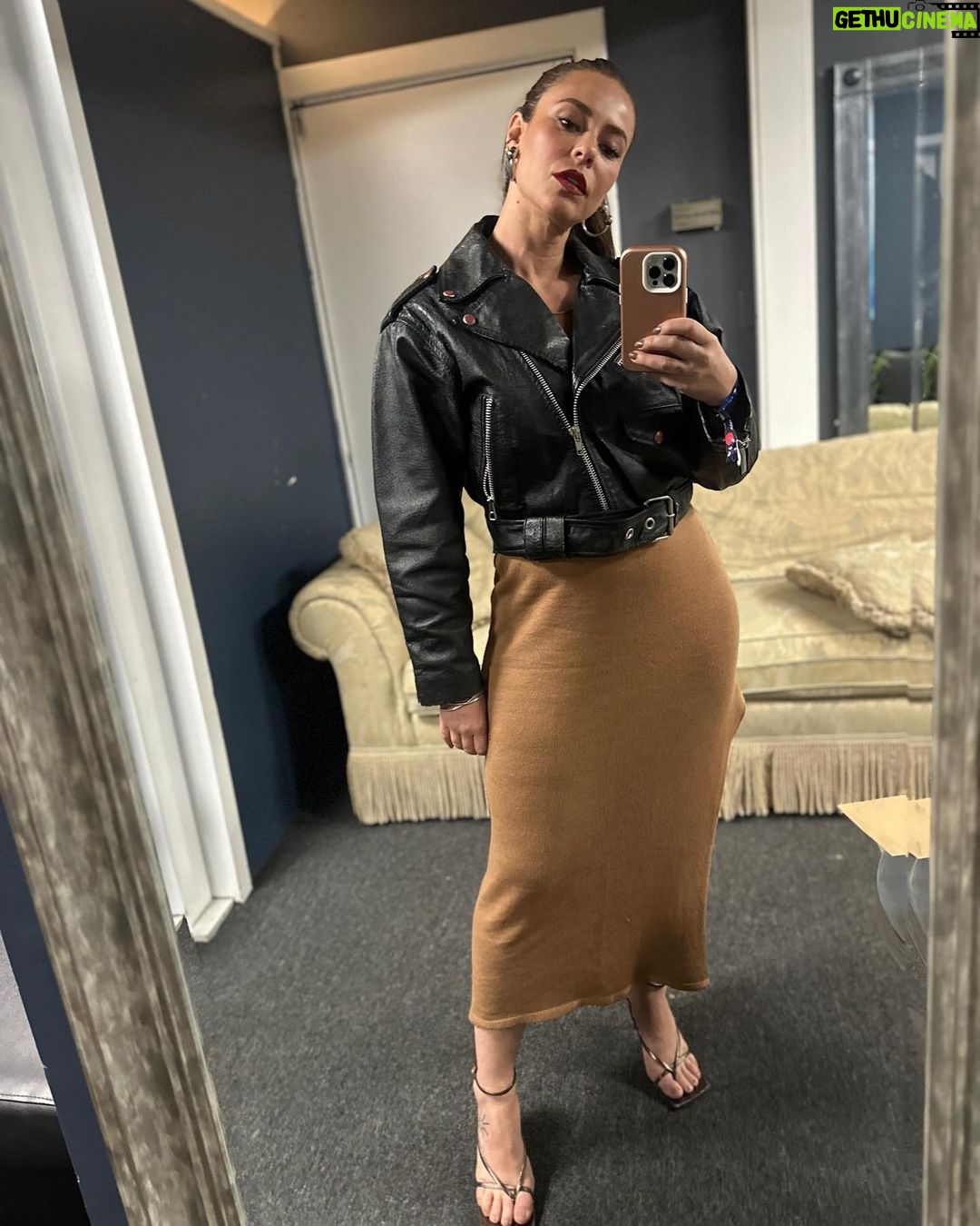 Paolla Oliveira Instagram - O mundo faz respirar e dançar… A noite vai ser boa 🤎🎶