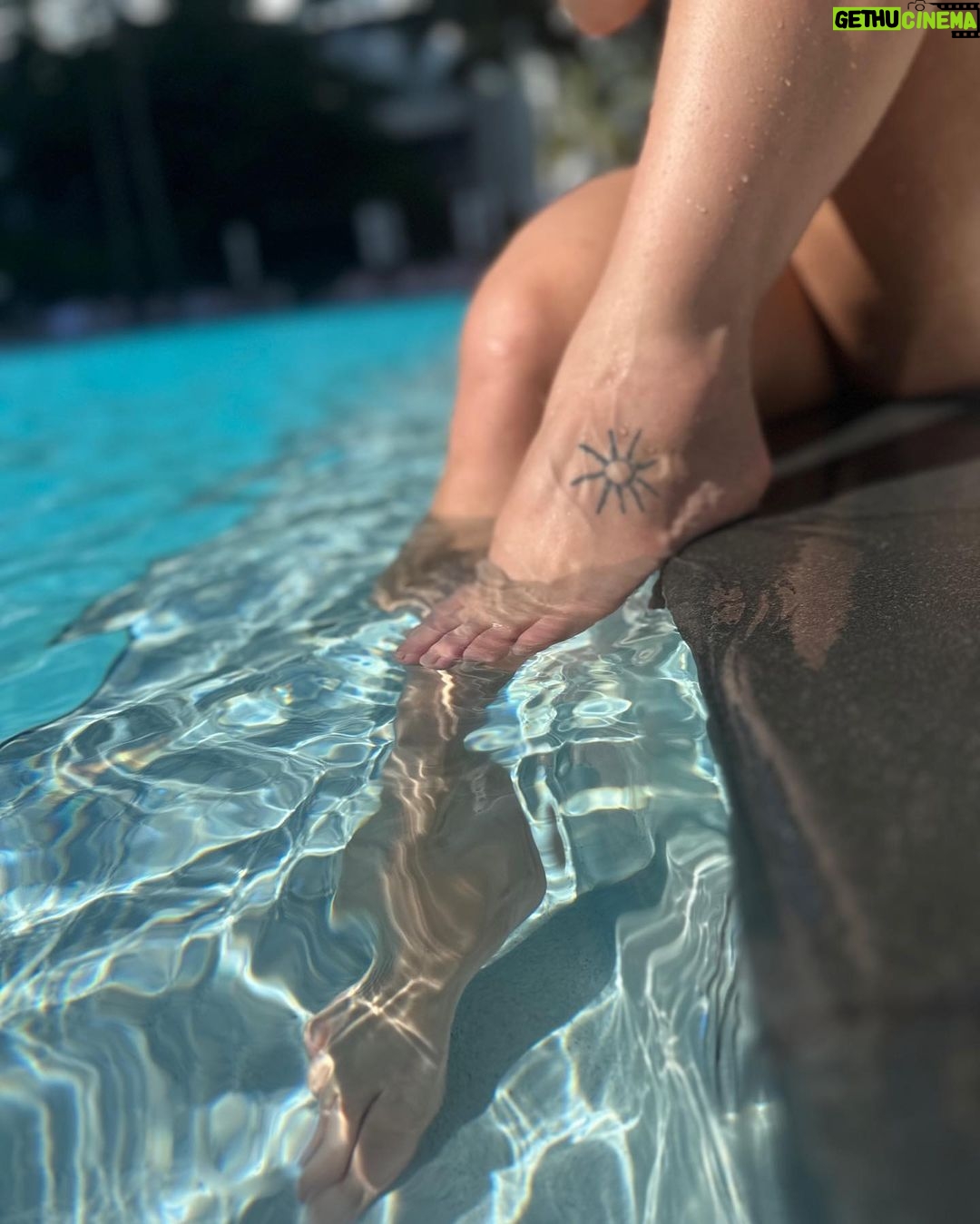 Paolla Oliveira Instagram - Filtro aqui, só o solar 😉☀️