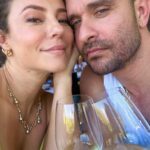 Paolla Oliveira Instagram - Férias pra mim, trabalho pra ele, vida que segue para os dois... Tem hora que o melhor é deixar a vida nos levar… E juntos ❤️