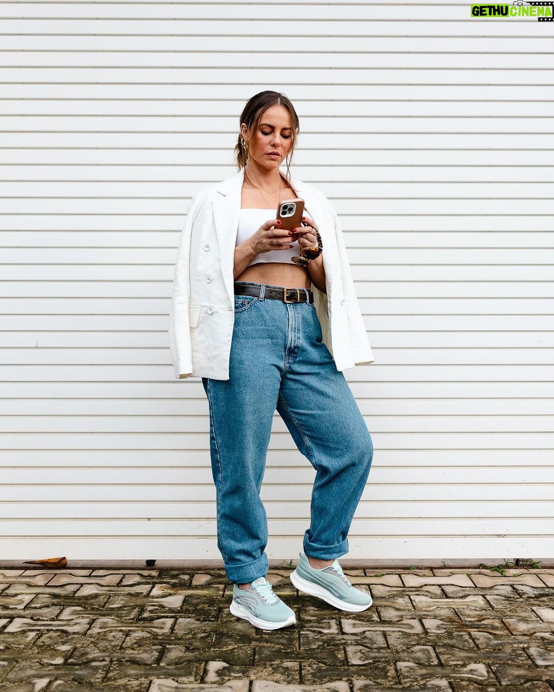 Paolla Oliveira Instagram - Vocês já viram esse modelo aqui, né? Eu tô tão apaixonada nesse lançamento da @kolosh, que além do modelo pink, agora eu tenho esse verde também! Quando a gente ama, a gente faz coleção mesmo 😜💚 #ToDeKolosh #AmoTênis