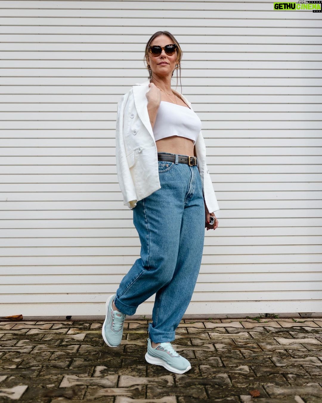 Paolla Oliveira Instagram - Vocês já viram esse modelo aqui, né? Eu tô tão apaixonada nesse lançamento da @kolosh, que além do modelo pink, agora eu tenho esse verde também! Quando a gente ama, a gente faz coleção mesmo 😜💚 #ToDeKolosh #AmoTênis