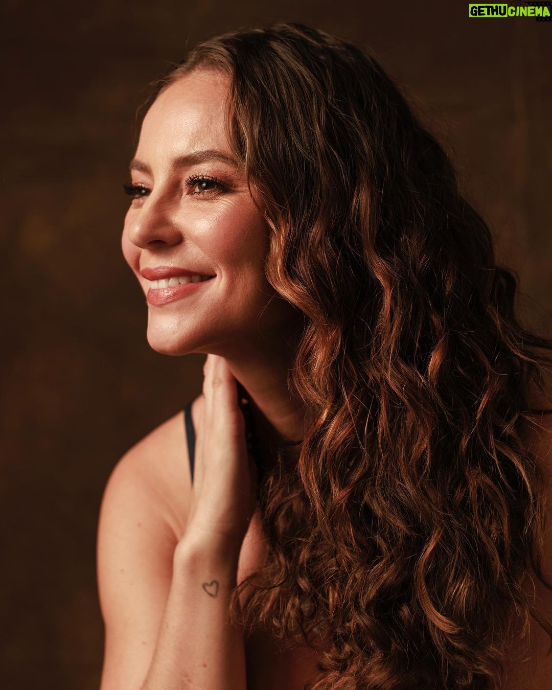 Paolla Oliveira Instagram - Ontem tive uma experiência muito especial. Falei no #CasaTPM2023 da @revistatpm, ao lado de mulheres inspiradoras, sobre os caminhos possíveis para que nossos corpos existam em paz. Foi um sábado lindo e cheio de reflexões que levarei pra vida. ❤️ Fotos @juliarodr.gues