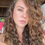 Paolla Oliveira Instagram - Muito prazer, eu sou Paolla Oliveira.. Esses dias passou por mim uma pessoa que questionou "Ué, PAOLLA OLIVEIRA com esse cabelo? Prefiro LISO 😲". Eu ri 🤷🏼‍♀️ e fiquei pensando… Talvez seja a força de tantos personagens que já criei. Mas refleti também. Quantas expectativas estamos acostumadas a atender o tempo todo? Quanto de nosso entorno faz a gente querer voltar para uma versão que é mais natural de vida, de corpo, cabelo, humor, comportamento. Como num ato de se reconhecer mesmo e não só atender expectativas sobre o que eu deveria ser. Algumas idealizações fazem parte, mas muitas só nos prendem e nos jogam na cilada de se importar demais com elas. Se importar menos e deixar se surpeender mais. Sabe o que sinto? Que eu sou a Paolla de sempre, estou cada vez com um pouco mais de mim. E hoje cacheada, curvilínea, volumosa e bem humorada. Amanhã quem sabe?! Te desejo essa sensação também.