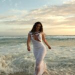 Paolla Oliveira Instagram - Esse foi ano foi como um mar lindo e revolto. Aprendi que tirar cascas faz a gente encontrar coragem. Que tem coisa que a gente precisa enfrentar de frente e que pra todas as outras é assimilar que não comandamos mesmo muita coisa nessa vida. Tenho percebido que é possível tentar subverter o tempo, as lógicas, aumentando o amor e percebendo as possibilidades de não me deixar ficar amarga ou triste. Quero ser próspera o ano todo, quero fogos de artifício quando der um abraço em quem amo, quero ondas, mas de frio da barriga com as pequenas alegrias da vida. Um pouco de tradição e um pouco de disrupção. Nao quero ficar fazendo tantos planos sem agir na direção deles. Meu tempo é agora e meu ano novo recomeça toda vez que eu me movo na direção dele. Desejando tudo de mais lindo pros recomeços de vocês também… 🤍