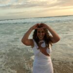 Paolla Oliveira Instagram - Esse foi ano foi como um mar lindo e revolto. Aprendi que tirar cascas faz a gente encontrar coragem. Que tem coisa que a gente precisa enfrentar de frente e que pra todas as outras é assimilar que não comandamos mesmo muita coisa nessa vida. Tenho percebido que é possível tentar subverter o tempo, as lógicas, aumentando o amor e percebendo as possibilidades de não me deixar ficar amarga ou triste. Quero ser próspera o ano todo, quero fogos de artifício quando der um abraço em quem amo, quero ondas, mas de frio da barriga com as pequenas alegrias da vida. Um pouco de tradição e um pouco de disrupção. Nao quero ficar fazendo tantos planos sem agir na direção deles. Meu tempo é agora e meu ano novo recomeça toda vez que eu me movo na direção dele. Desejando tudo de mais lindo pros recomeços de vocês também… 🤍
