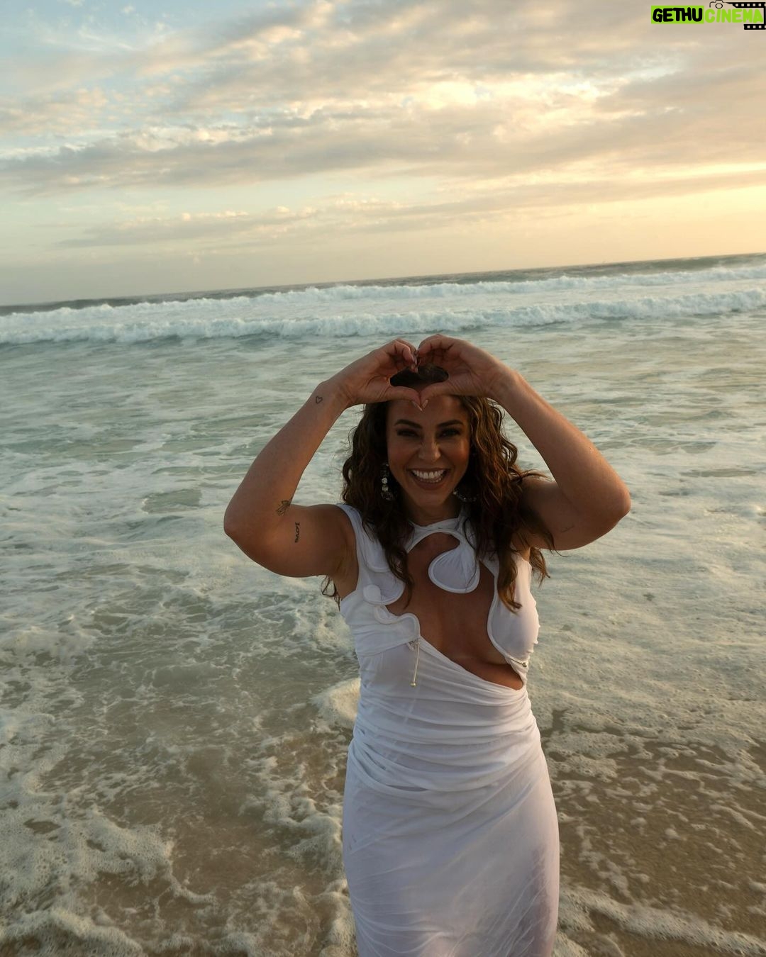 Paolla Oliveira Instagram - Esse foi ano foi como um mar lindo e revolto. Aprendi que tirar cascas faz a gente encontrar coragem. Que tem coisa que a gente precisa enfrentar de frente e que pra todas as outras é assimilar que não comandamos mesmo muita coisa nessa vida. Tenho percebido que é possível tentar subverter o tempo, as lógicas, aumentando o amor e percebendo as possibilidades de não me deixar ficar amarga ou triste. Quero ser próspera o ano todo, quero fogos de artifício quando der um abraço em quem amo, quero ondas, mas de frio da barriga com as pequenas alegrias da vida. Um pouco de tradição e um pouco de disrupção. Nao quero ficar fazendo tantos planos sem agir na direção deles. Meu tempo é agora e meu ano novo recomeça toda vez que eu me movo na direção dele. Desejando tudo de mais lindo pros recomeços de vocês também… 🤍