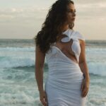 Paolla Oliveira Instagram - Esse foi ano foi como um mar lindo e revolto. Aprendi que tirar cascas faz a gente encontrar coragem. Que tem coisa que a gente precisa enfrentar de frente e que pra todas as outras é assimilar que não comandamos mesmo muita coisa nessa vida. Tenho percebido que é possível tentar subverter o tempo, as lógicas, aumentando o amor e percebendo as possibilidades de não me deixar ficar amarga ou triste. Quero ser próspera o ano todo, quero fogos de artifício quando der um abraço em quem amo, quero ondas, mas de frio da barriga com as pequenas alegrias da vida. Um pouco de tradição e um pouco de disrupção. Nao quero ficar fazendo tantos planos sem agir na direção deles. Meu tempo é agora e meu ano novo recomeça toda vez que eu me movo na direção dele. Desejando tudo de mais lindo pros recomeços de vocês também… 🤍