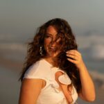 Paolla Oliveira Instagram - Esse foi ano foi como um mar lindo e revolto. Aprendi que tirar cascas faz a gente encontrar coragem. Que tem coisa que a gente precisa enfrentar de frente e que pra todas as outras é assimilar que não comandamos mesmo muita coisa nessa vida. Tenho percebido que é possível tentar subverter o tempo, as lógicas, aumentando o amor e percebendo as possibilidades de não me deixar ficar amarga ou triste. Quero ser próspera o ano todo, quero fogos de artifício quando der um abraço em quem amo, quero ondas, mas de frio da barriga com as pequenas alegrias da vida. Um pouco de tradição e um pouco de disrupção. Nao quero ficar fazendo tantos planos sem agir na direção deles. Meu tempo é agora e meu ano novo recomeça toda vez que eu me movo na direção dele. Desejando tudo de mais lindo pros recomeços de vocês também… 🤍