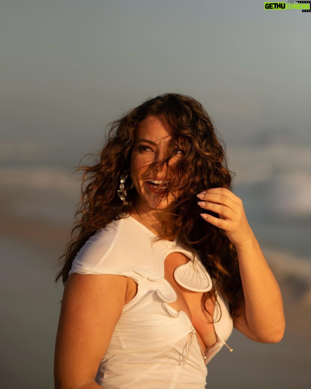 Paolla Oliveira Instagram - Esse foi ano foi como um mar lindo e revolto. Aprendi que tirar cascas faz a gente encontrar coragem. Que tem coisa que a gente precisa enfrentar de frente e que pra todas as outras é assimilar que não comandamos mesmo muita coisa nessa vida. Tenho percebido que é possível tentar subverter o tempo, as lógicas, aumentando o amor e percebendo as possibilidades de não me deixar ficar amarga ou triste. Quero ser próspera o ano todo, quero fogos de artifício quando der um abraço em quem amo, quero ondas, mas de frio da barriga com as pequenas alegrias da vida. Um pouco de tradição e um pouco de disrupção. Nao quero ficar fazendo tantos planos sem agir na direção deles. Meu tempo é agora e meu ano novo recomeça toda vez que eu me movo na direção dele. Desejando tudo de mais lindo pros recomeços de vocês também… 🤍