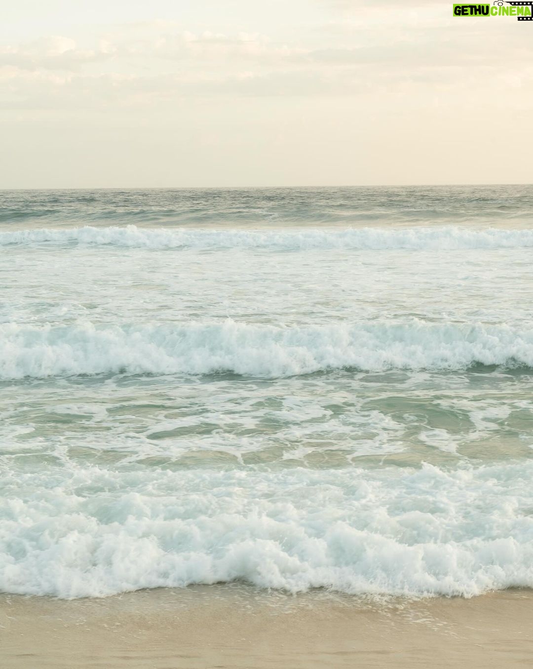 Paolla Oliveira Instagram - Esse foi ano foi como um mar lindo e revolto. Aprendi que tirar cascas faz a gente encontrar coragem. Que tem coisa que a gente precisa enfrentar de frente e que pra todas as outras é assimilar que não comandamos mesmo muita coisa nessa vida. Tenho percebido que é possível tentar subverter o tempo, as lógicas, aumentando o amor e percebendo as possibilidades de não me deixar ficar amarga ou triste. Quero ser próspera o ano todo, quero fogos de artifício quando der um abraço em quem amo, quero ondas, mas de frio da barriga com as pequenas alegrias da vida. Um pouco de tradição e um pouco de disrupção. Nao quero ficar fazendo tantos planos sem agir na direção deles. Meu tempo é agora e meu ano novo recomeça toda vez que eu me movo na direção dele. Desejando tudo de mais lindo pros recomeços de vocês também… 🤍